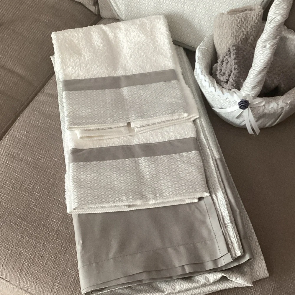 Elegant White and Gray Bathroom Set - Picture 2 of 3